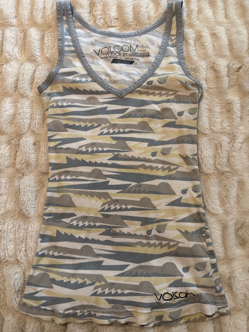 Volcom “Bite Me” Y2K V-Neck Ribbed Tank Top Abstract Camo Print Size Medium